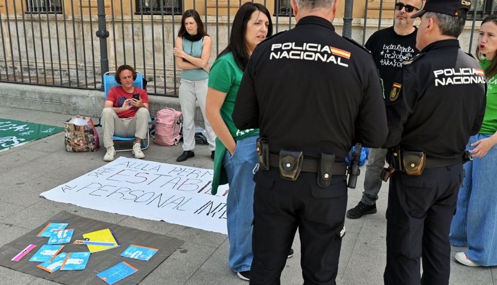 La Policía ha identificado a los docentes interinos que han acampado.