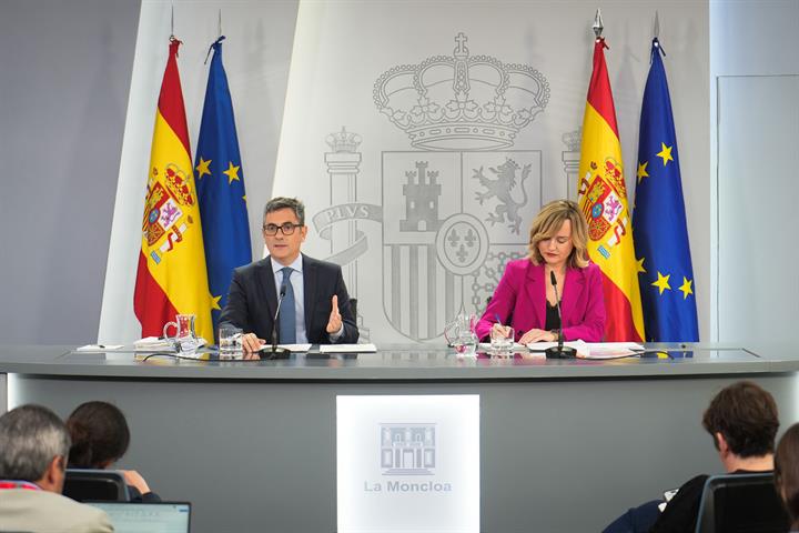 El ministro Félix Bolaños y la ministra Pilar Alegría, hablando de la filtración de mensajes del presidente.