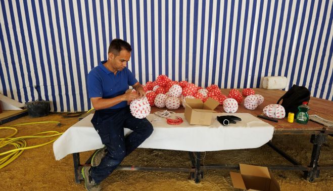 Hilando farolillos de cara al arranque del sábado de la Feria de Jerez.