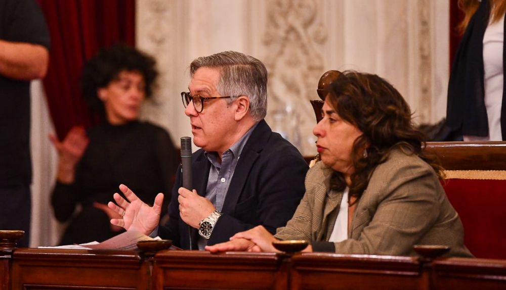 Los concejales socialistas Óscar Torres y Natalia Álvarez en el pleno.