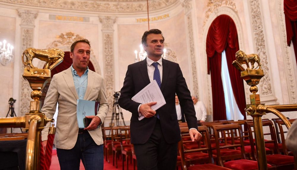 El concejal de Urbanismo, José Manuel Cossi, y el alcalde a su entrada en el pleno.