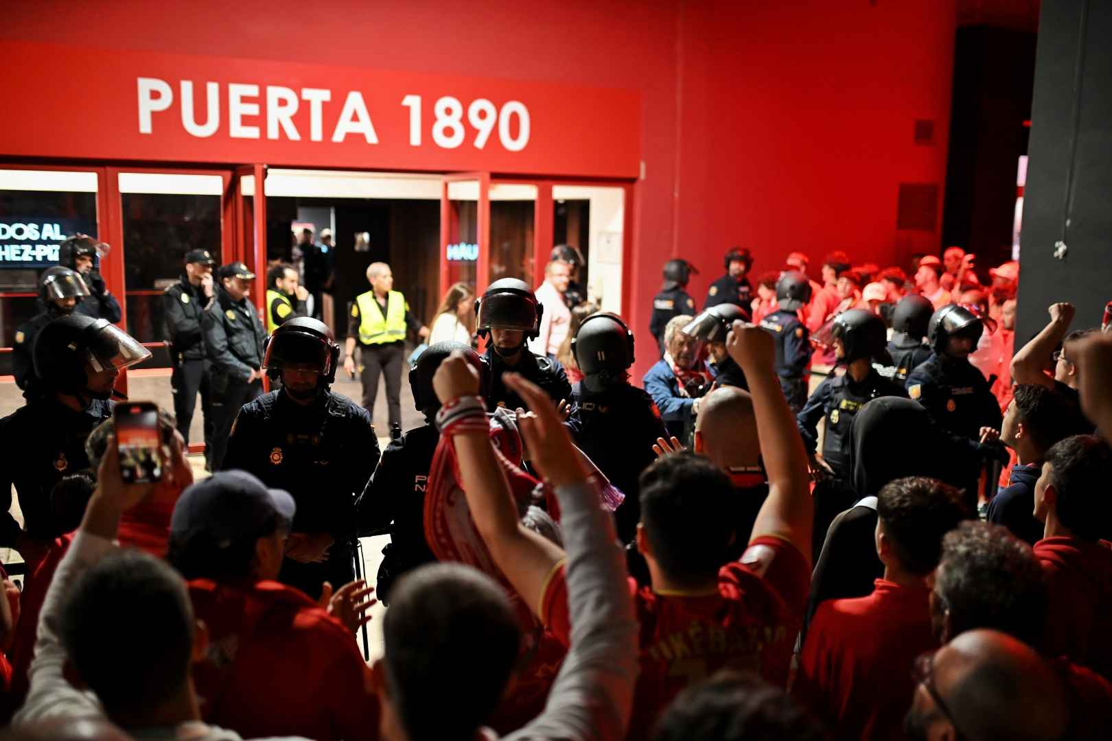 Aficionados del Sevilla FC, pidiendo la dimisión de la directiva.