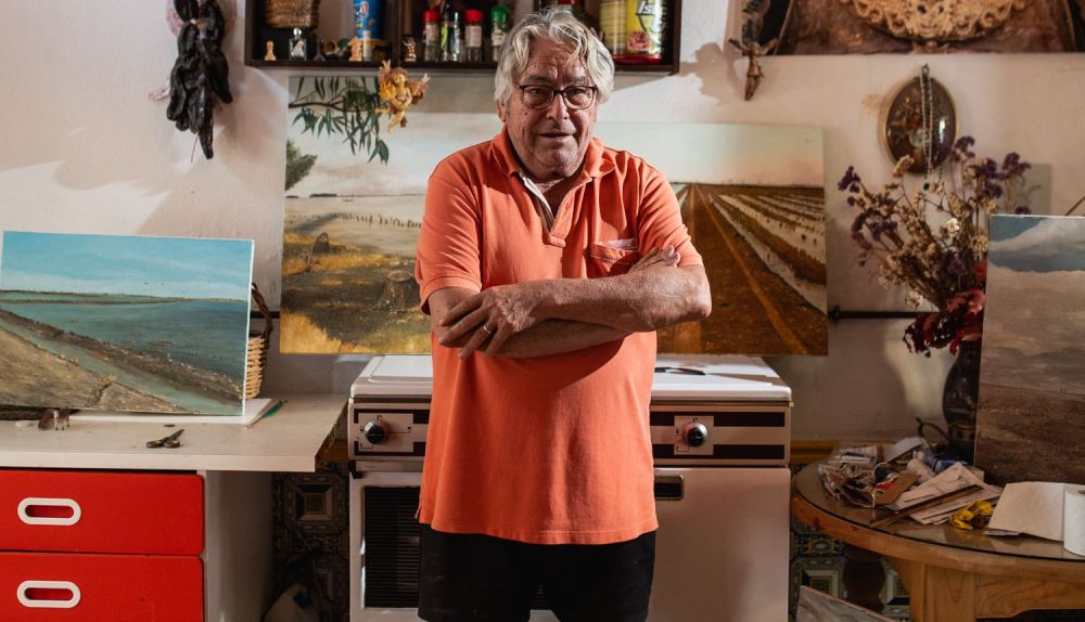 Carlos Delirio en su estudio, donde suele organizarse una tertulia de amigos cada mañana en torno a su caballete.