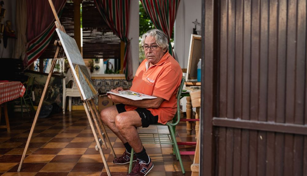 Delirio, en plena faena pictórica en su casa de Los Palacios y Villafranca.