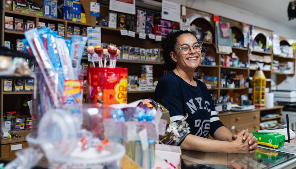 Olga Bueno lleva casi toda su vida en Marismillas y ahora despacha en el estanco, que es también mercería, papelería y tienda de chuches.