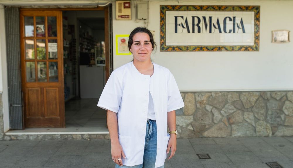 Marta Sánchez Gordillo vive en Las Cabezas, pero acude cada día a Marismillas como manceba de la única farmacia del poblado.