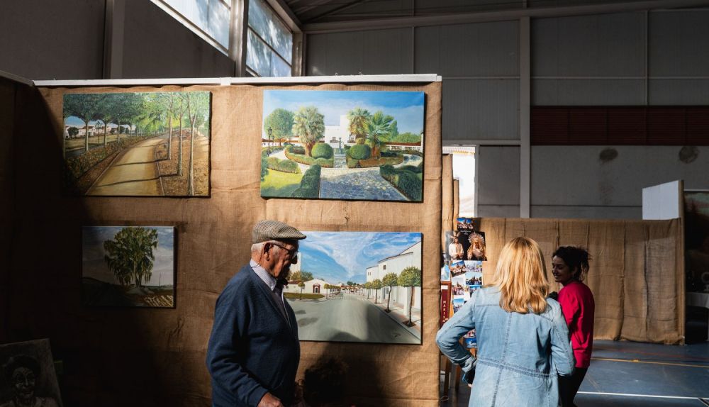La exposición artística en el pabellón, con motivo del 50º aniversario de Marismillas, está teniendo tanto éxito que continuará abierta unos días más.