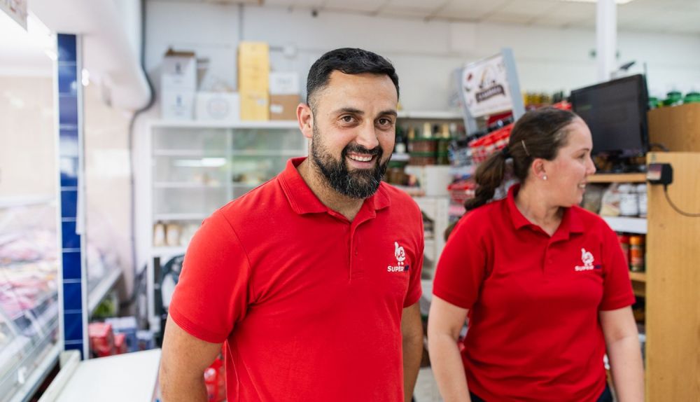 abriel Mohíno, marismeño de tercera generación, ha tomado las riendas del único supermercado del pueblo y quiere seguir echando raíces aquí.