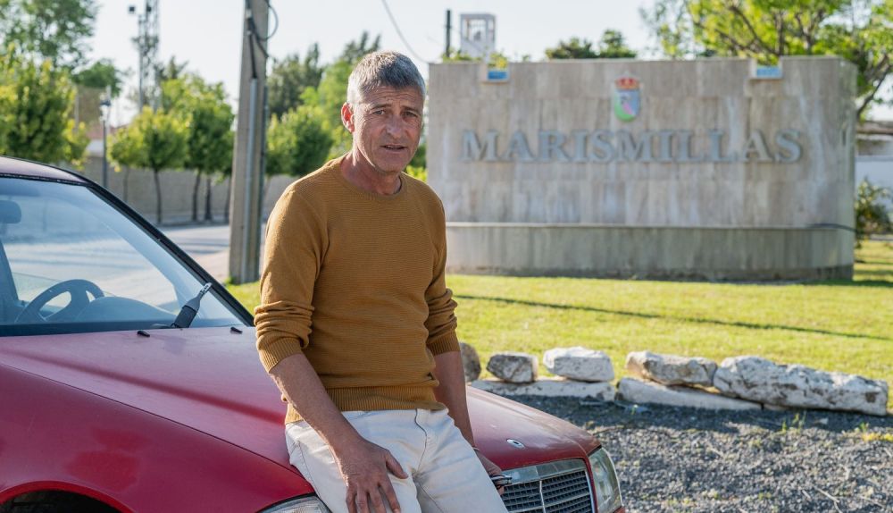 Castor Mejías, presidente de la ELA, posa a la entrada del poblado sobre su coche rojo, un símbolo local porque perteneció a su padre, también alcalde pedáneo.