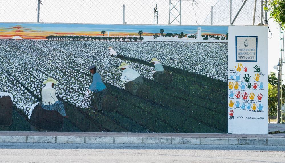 El mural recién pintado a la entrada del pueblo refleja algunos de los símbolos agrícolas que han constituido la historia de Marismillas.