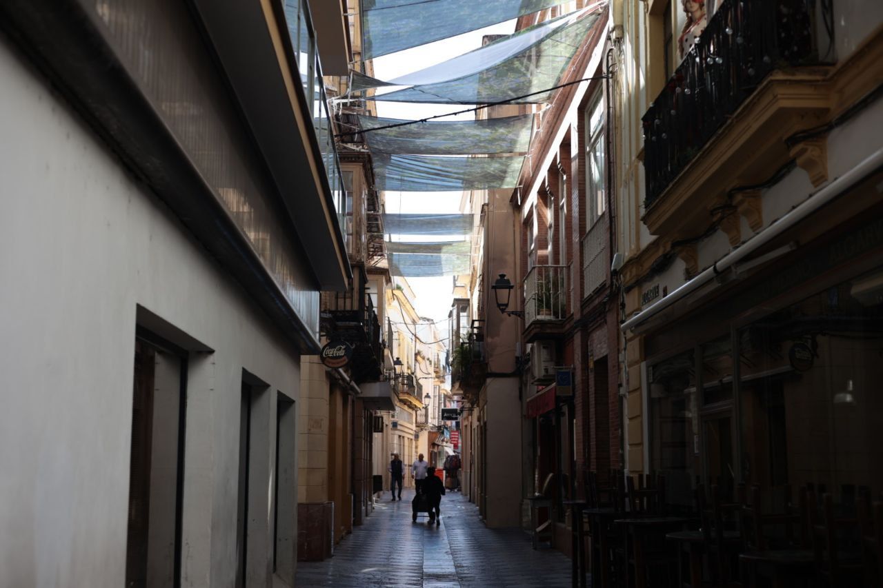 Una imagen de los toldos en el centro de Jerez.