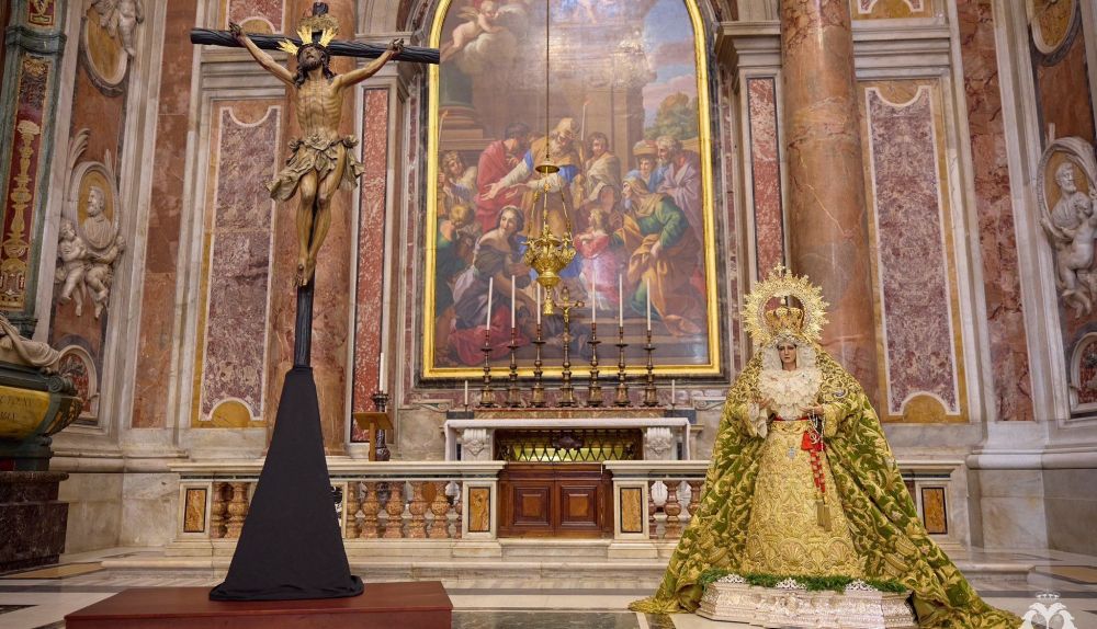 El Cachorro y La Esperanza en San Pedro ante el altar de de la Presentación de la Virgen.