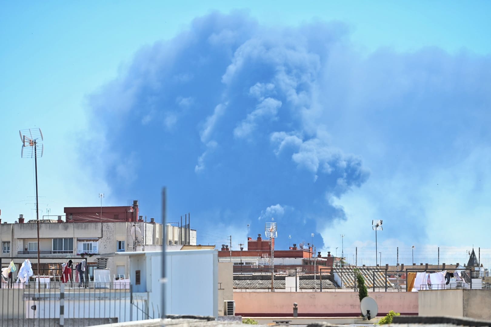 La columna de humo visible desde el centro de Sevilla por el incendio de Alcalá de Guadaíra. La columna de humo visible desde el centro de Sevilla por el incendio de Alcalá de Guadaíra.