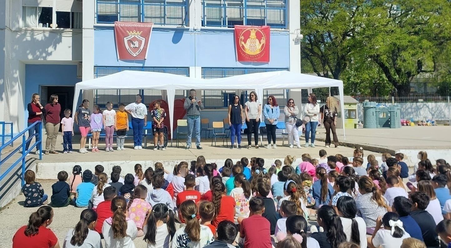 Lectura del manifiesto de condena de la agresión al director del IES Álvar Núñez, en el CEIP Alfonso X El Sabio.