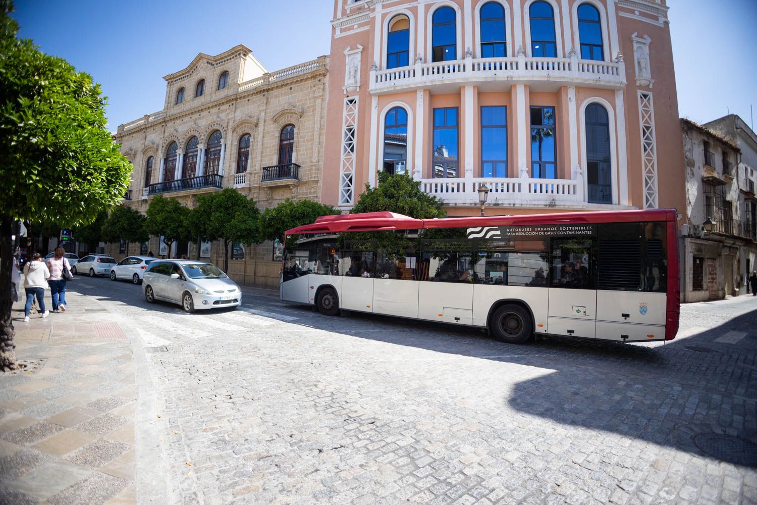 Un autobús urbano, gestionado por Comujesa, por las calles de Jerez.