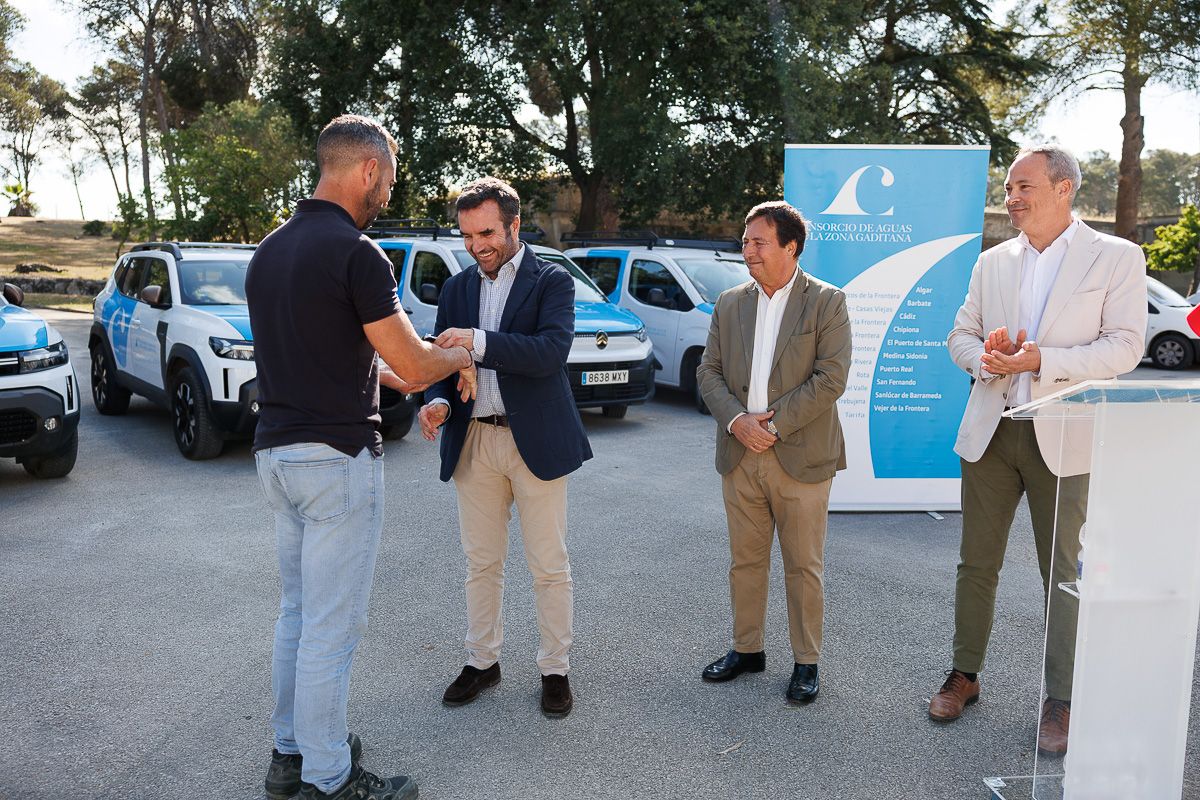 Entrega de los nuevos vehículos del Consorcio de Aguas de la Zona Gaditana.