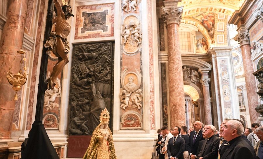 La delegación sevilana, visitando al Cristo del Cachorro y a la Esperanza en la Basílica de San Pedro. La delegación sevilana, visitando al Cristo del Cachorro y a la Esperanza en la Basílica de San Pedro.