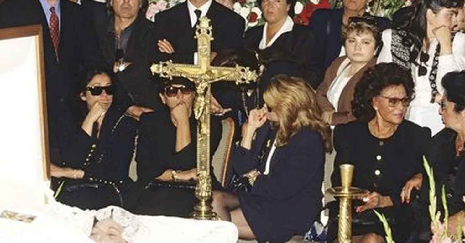 30 años se cumplen de la muerte de Lola Flores y del nacimiento de una leyenda. 30 años se cumplen de la muerte de Lola Flores y del nacimiento de una leyenda.