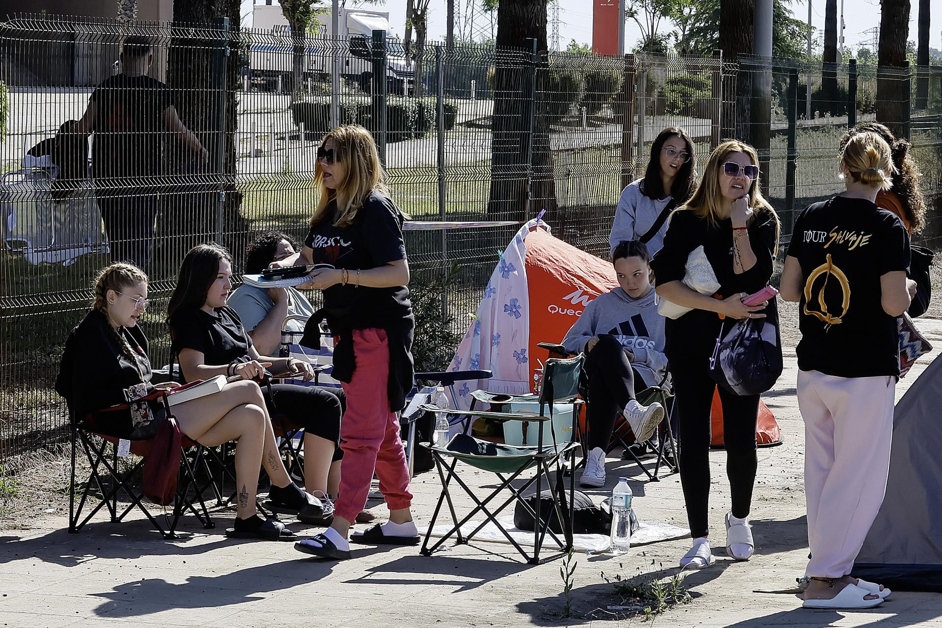 Fans de Manuel Carrasco acampados en las puertas del Estadio Olímpico de Sevilla. Fans de Manuel Carrasco acampados en las puertas del Estadio Olímpico de Sevilla.