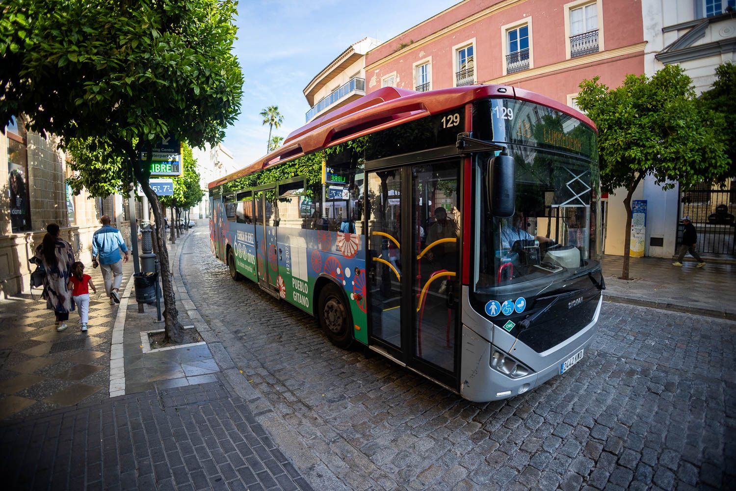 Uno de los autobuses turcos de la flota de transporte público de Jerez.