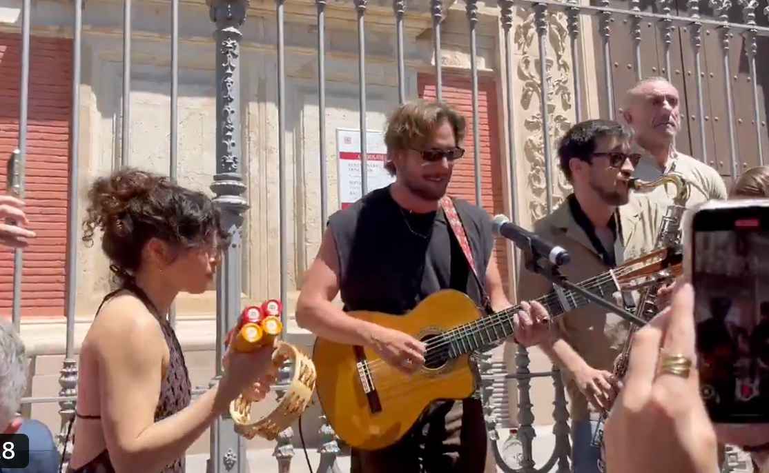 La improvisada actuación de Manuel Carrasco en Sevilla.