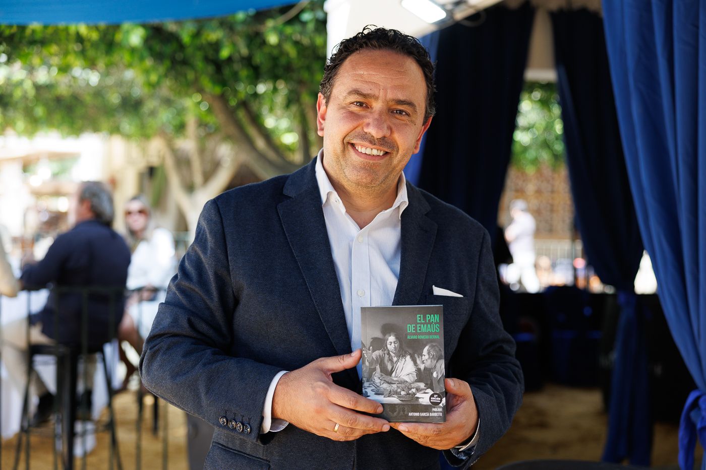 Alvaro Romero posando con un ejemplar de su libro 'El Pan de Emaús'.