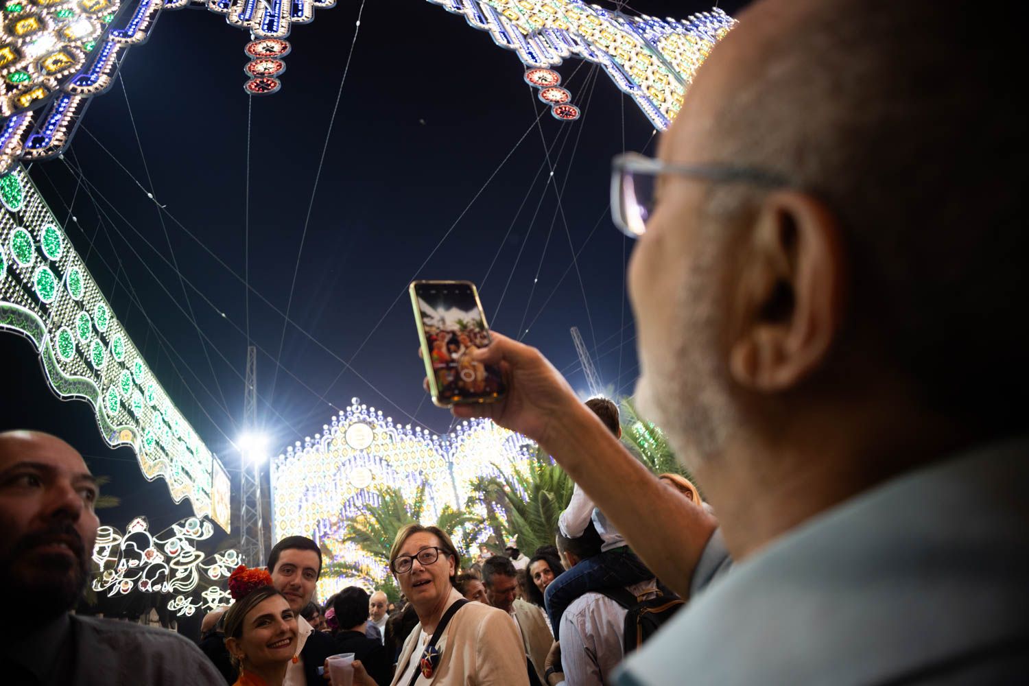Intento de conexión con el móvil en esta Feria de Jerez, en una imagen del pasado sábado de alumbrado.