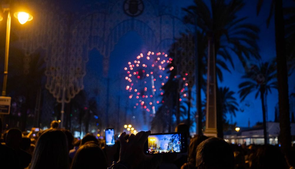 FUEGOS ARTIFICIALES ENCCENDIDO ALUMBRADO FERIA DEL CABALLO 2025 3