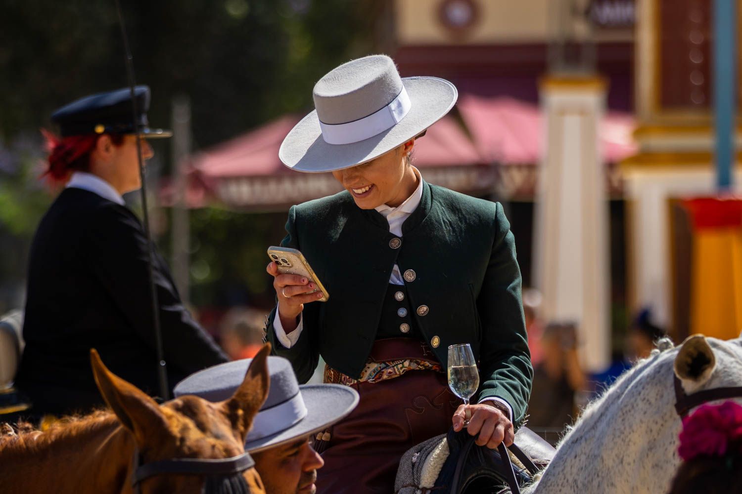 Una jinete hablando por el móvil, en la Feria de Jerez.