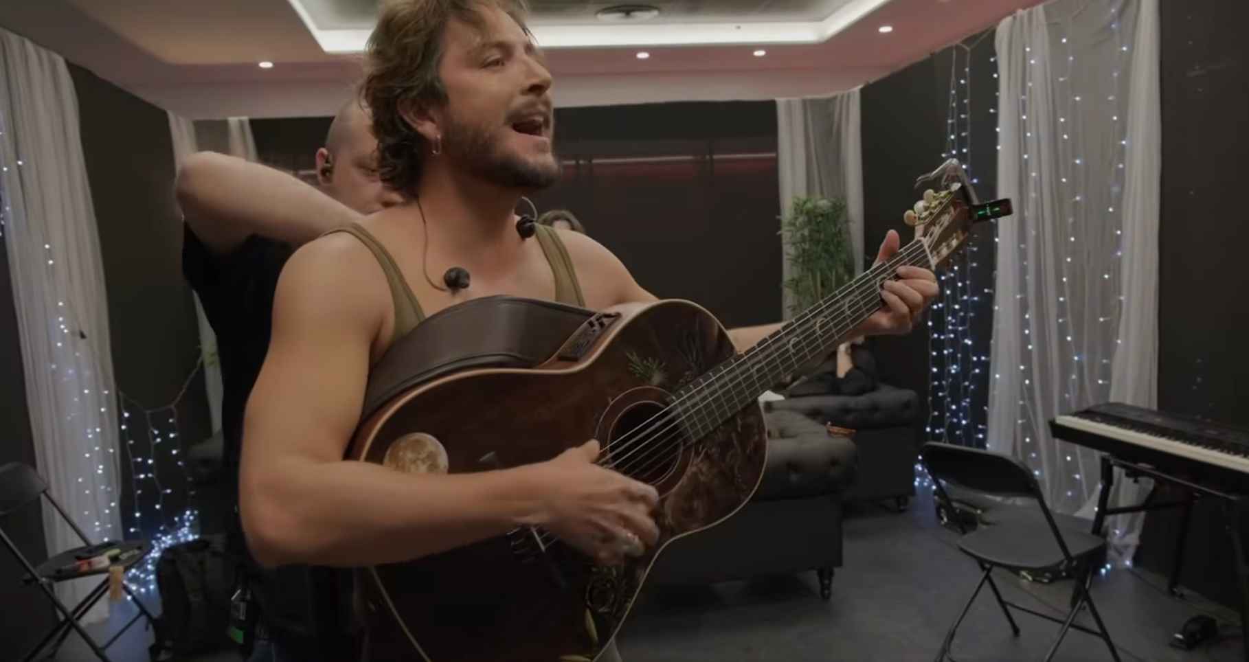 Manuel Carrasco, por bulerías, antes de comenzar su concierto en Sevilla.