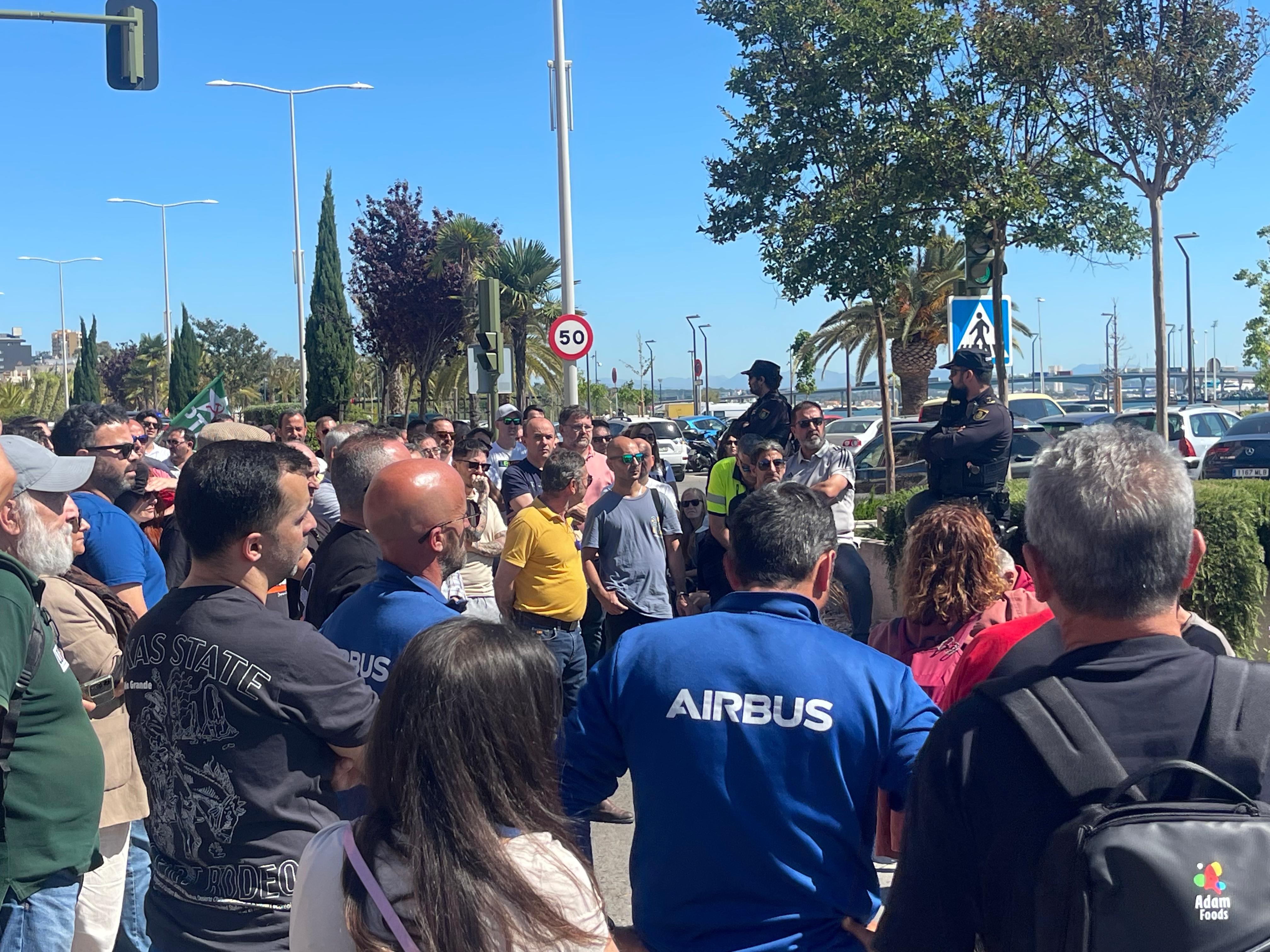 Concentración en apoyo de los '7 de Acerinox' a las puertas del Juzgado de lo Social de Algeciras.