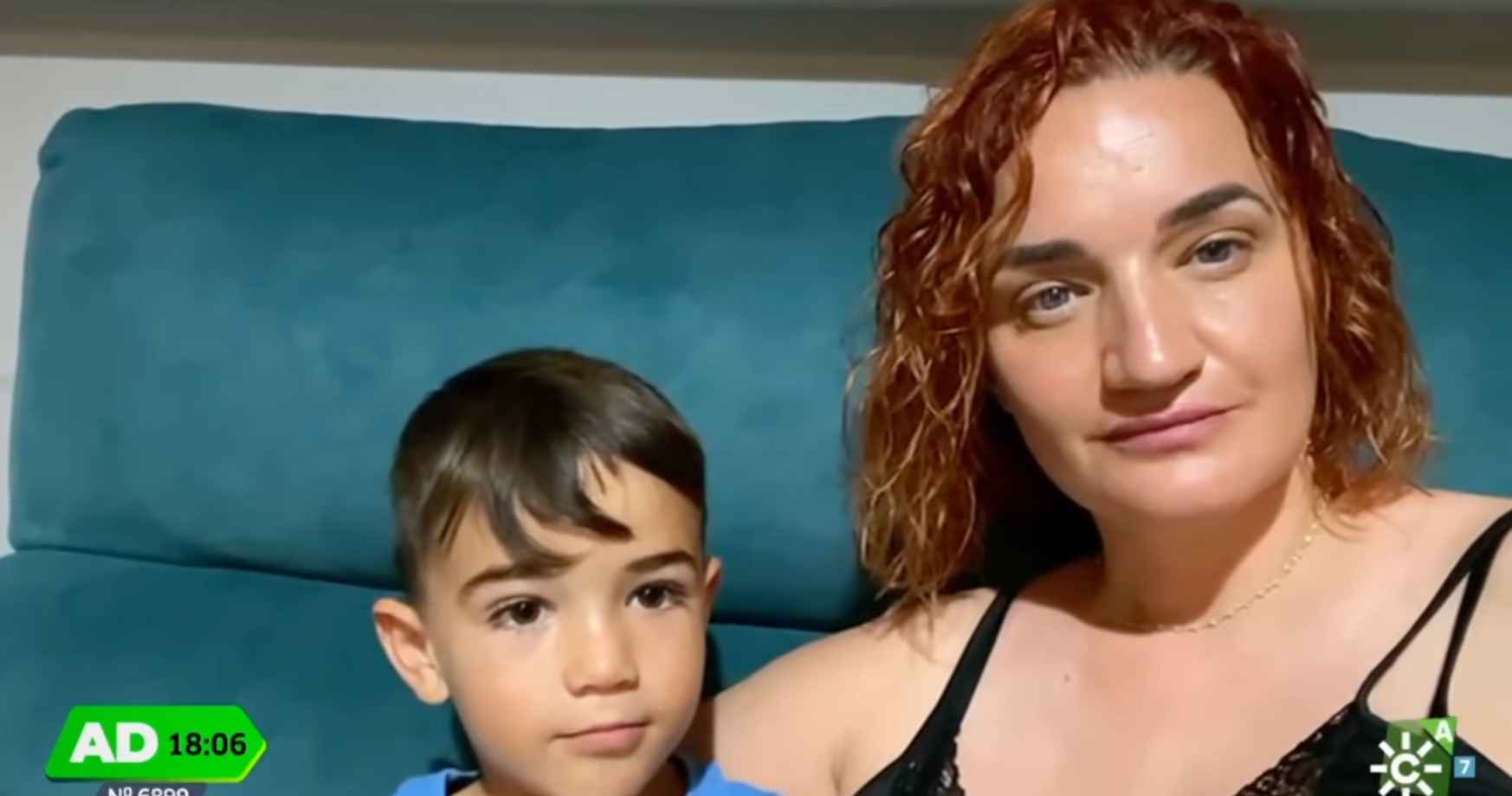 Ezequiel, el pequeño que dio un susto el domingo, junto a su madre Rebeca.