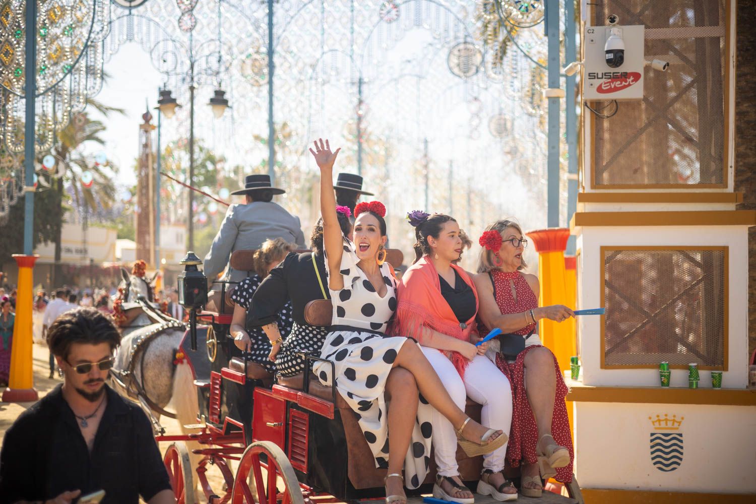 Varias personas pasean por la Feria de Jerez.