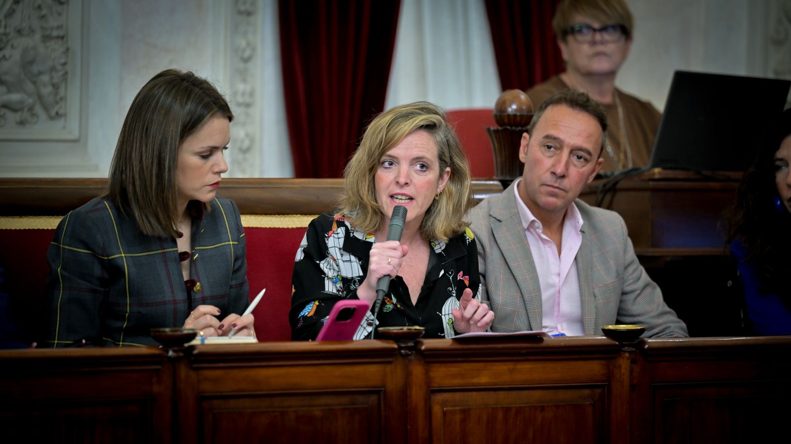La delegada de Personal, Maite González, entre los ediles Beatriz Gandullo y José Manuel Cossi en un pleno.