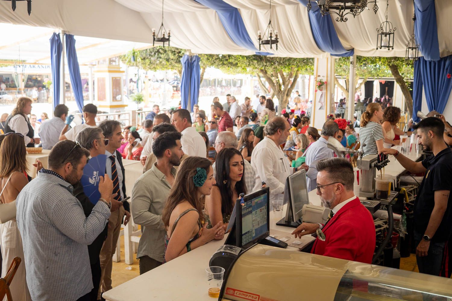 Ambiente en una caseta de la Feria del Caballo en la edición 2025.