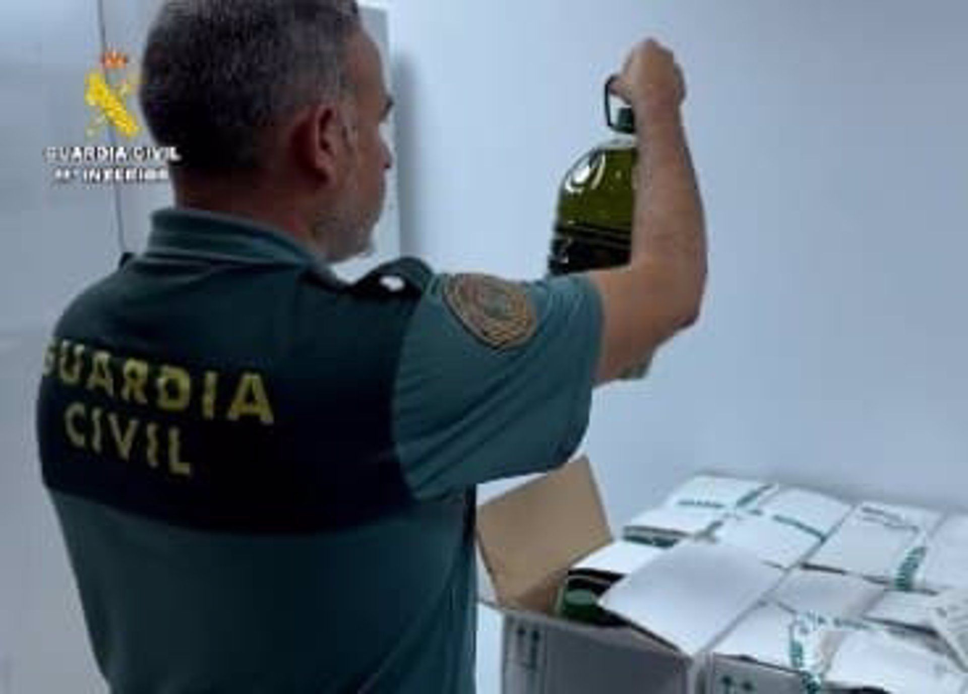 La Guardia Civil ha localizado 5.000 litros de aceite.