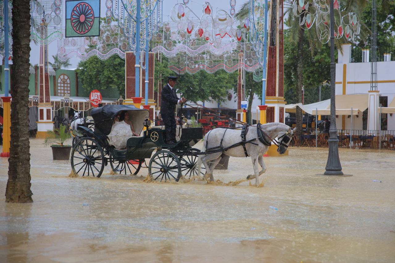 La lluvia inunda el Real en la Feria de Jerez.