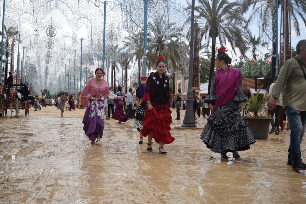 Jerezanas tras la caída de la tromba de agua el viernes feria en Jerez el pasado año.