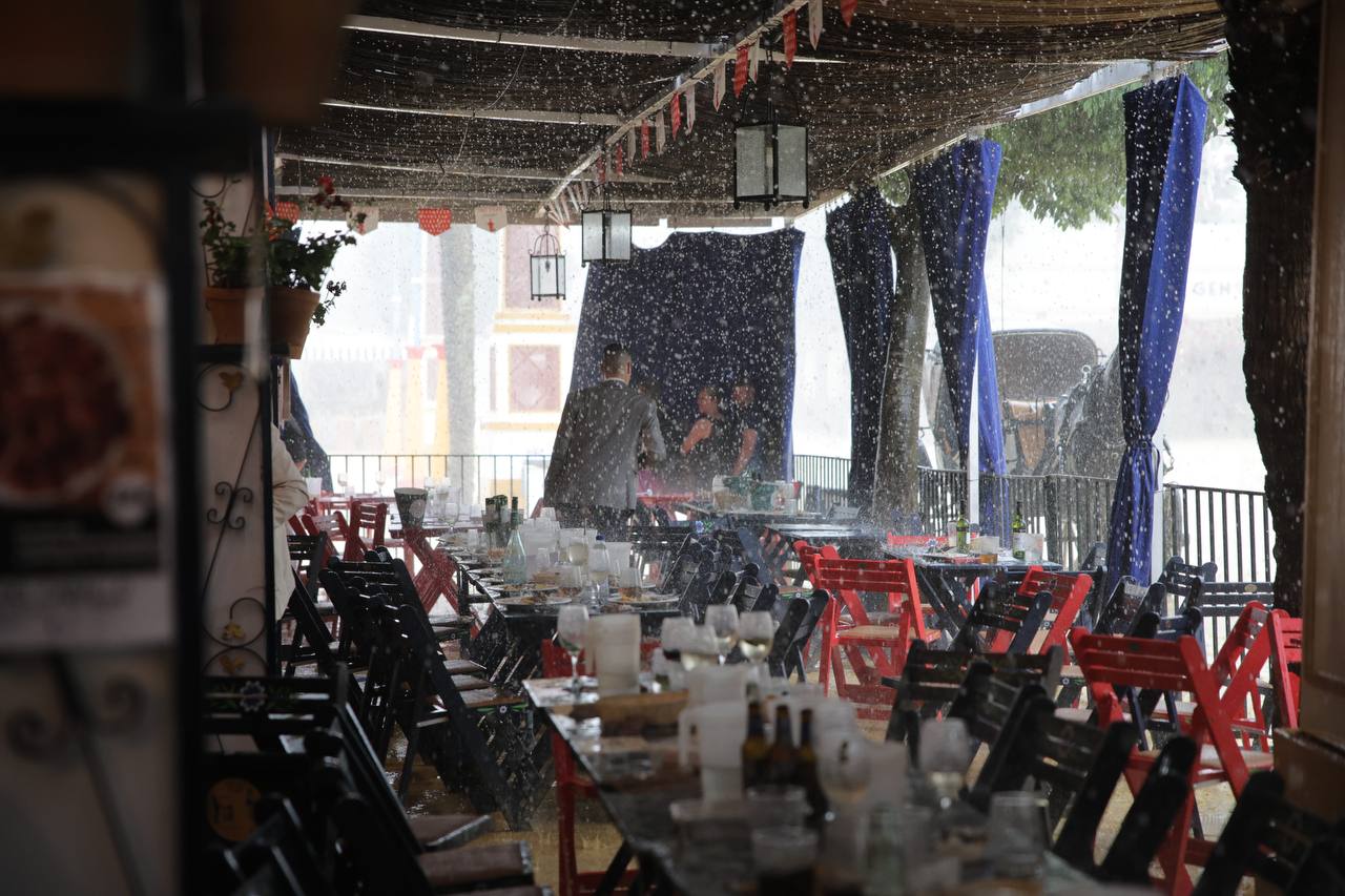 Interior de la caseta del Club Nazaret, durante la tromba de agua.