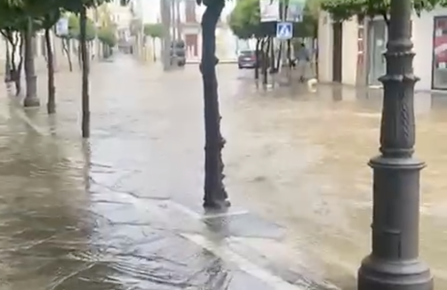 Calle Larga, anegada en Jerez.