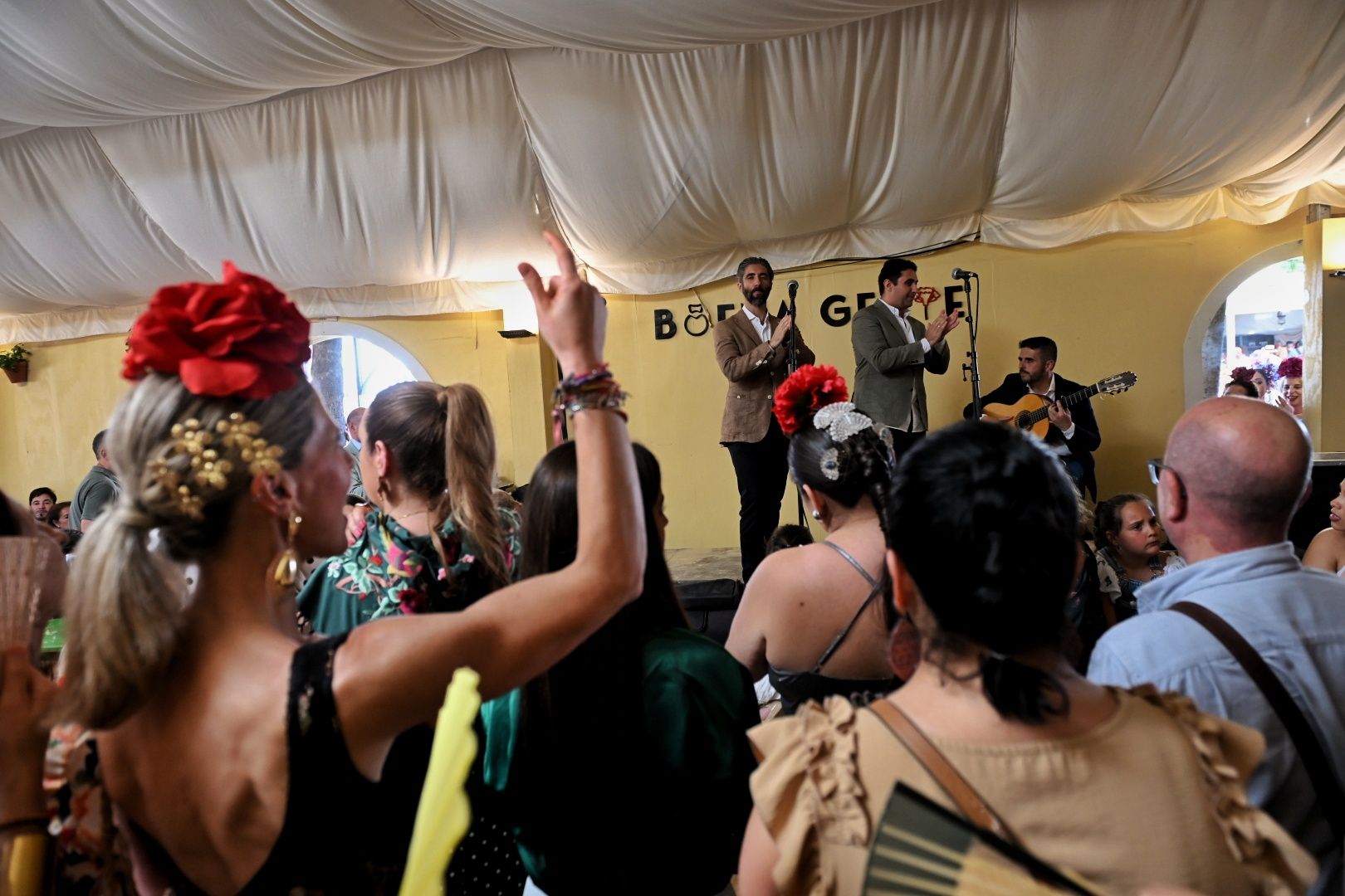 Últimos bailes el sábado por la noche en la Feria de Jerez.