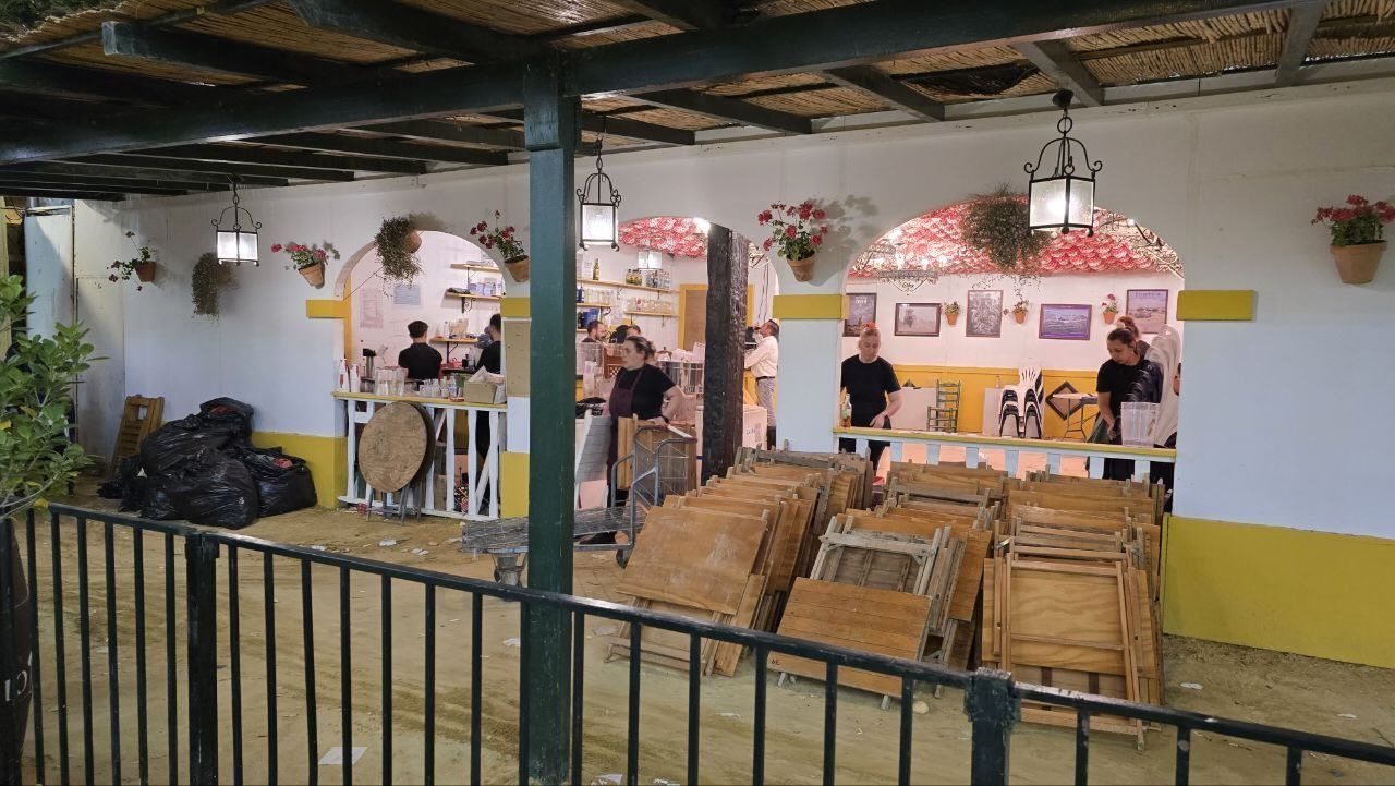 Una caseta de la Feria de Jerez, durante el desmontaje. 
