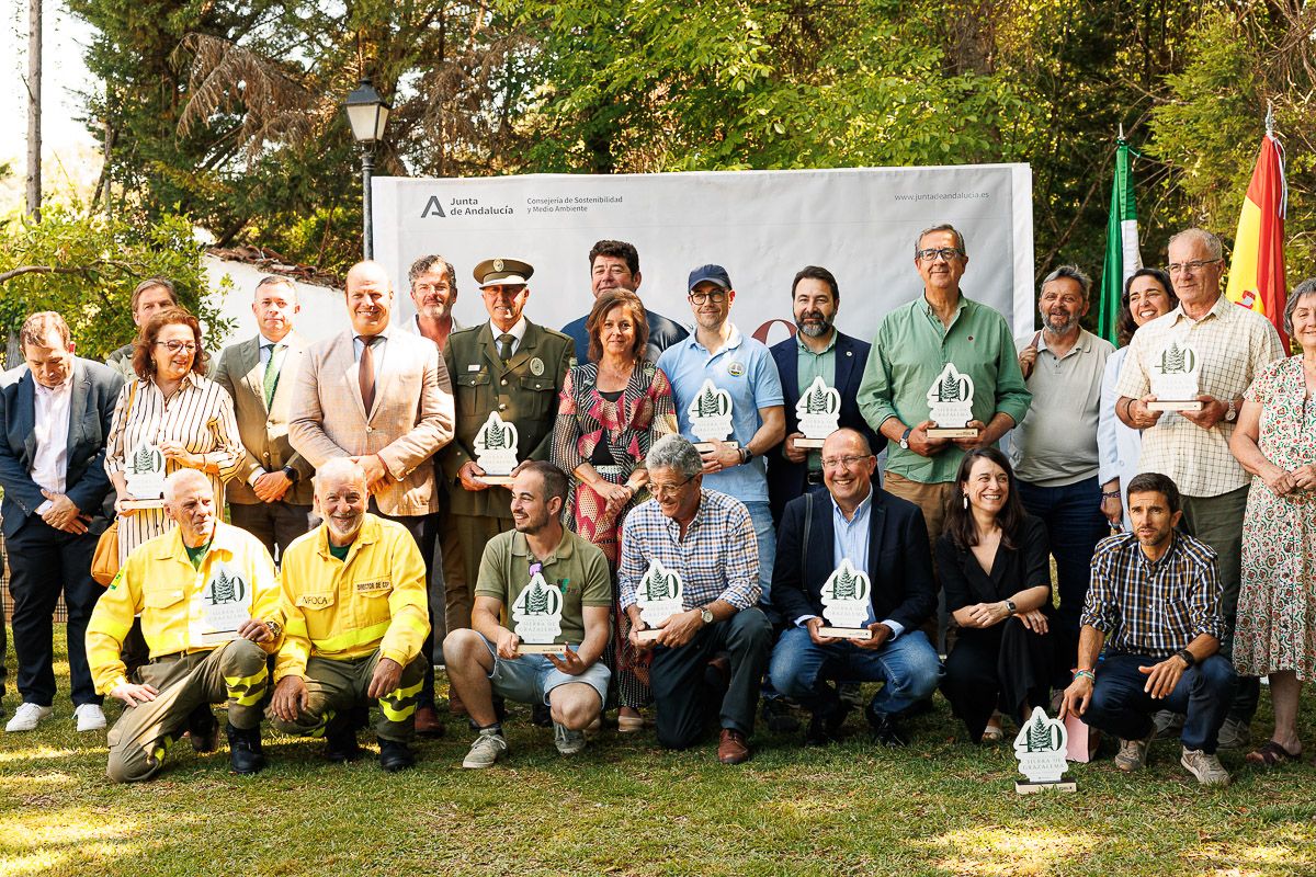 La consejera Catalina García, con cargos institucionales y los premiados en el acto por el 40 cumpleaños del Parque Natural Sierra de Grazalema.