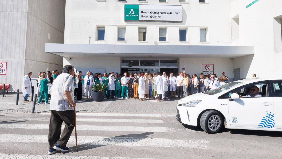 Sanitarios, en el Hospital de Jerez, en la mañana de este martes por las protestas ante una agresión.