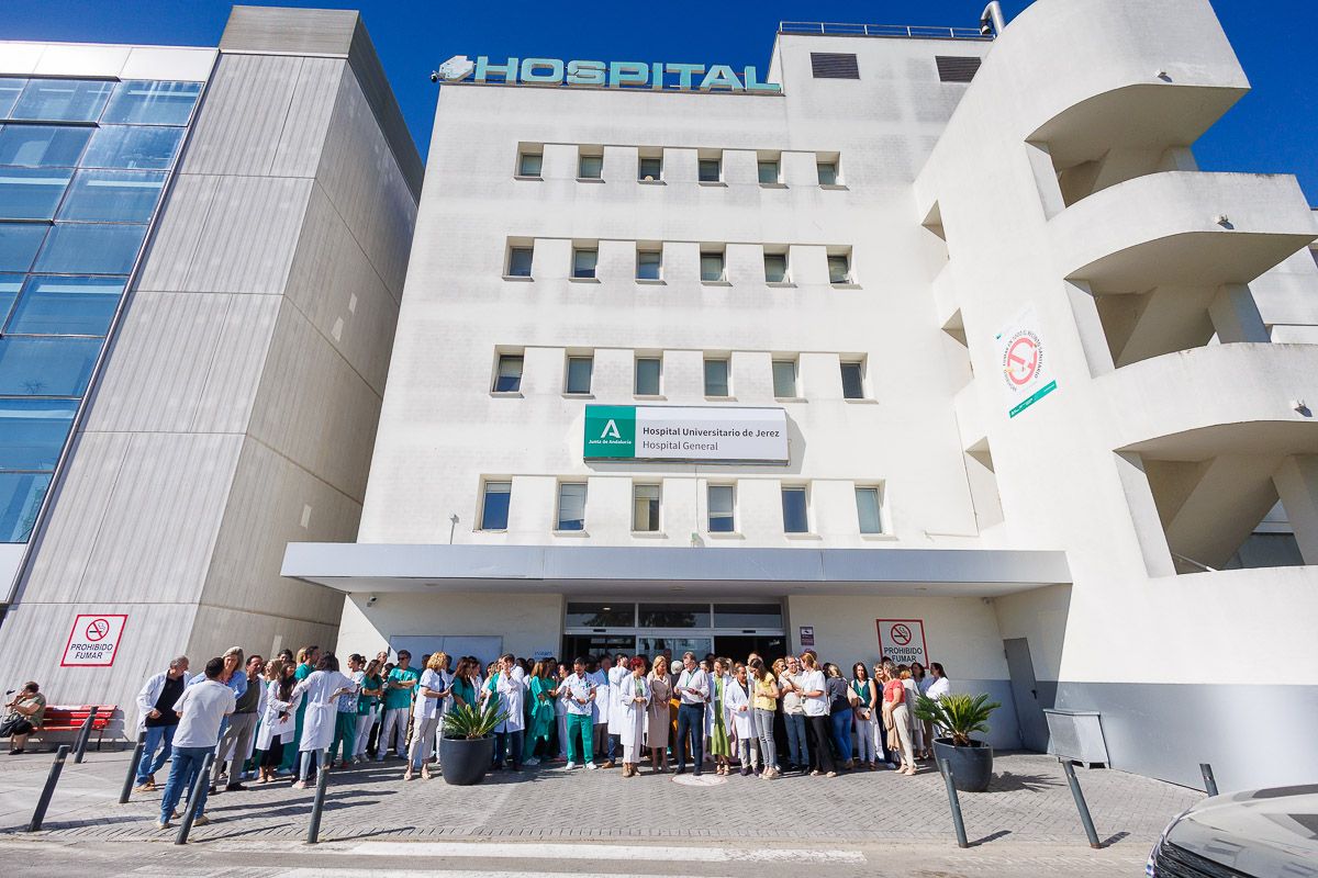 Protesta en el Hospital de Jerez contra la agresión sufrida por una médica.