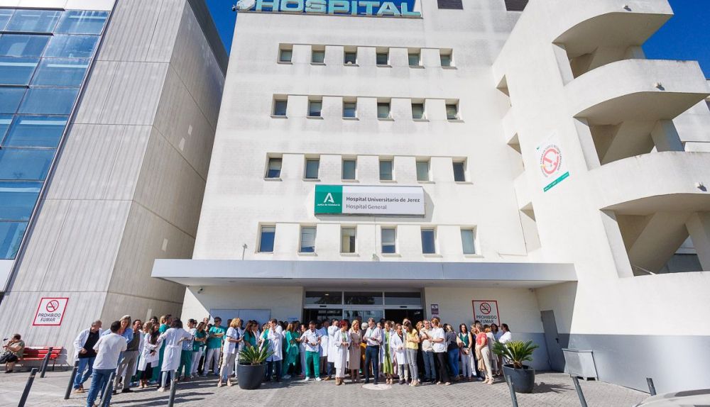 Protesta en el Hospital de Jerez contra la agresión sufrida por una médica.