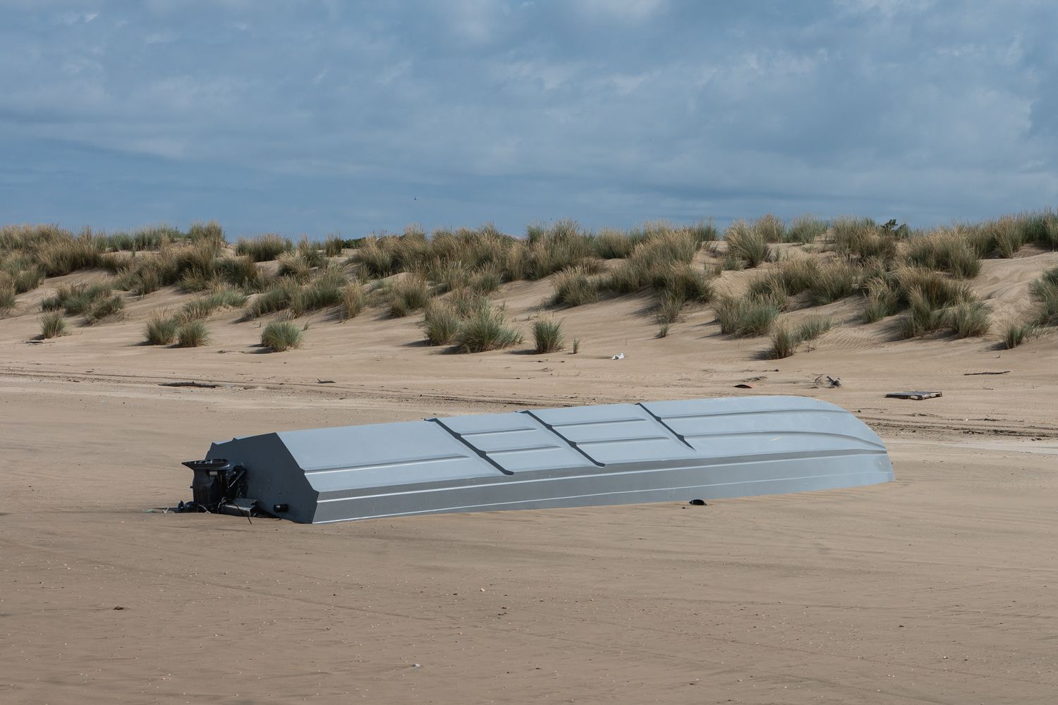 Una narcolancha abandonada en Doñana, en la desembocadura del Guadalquivir en Sanlúcar.