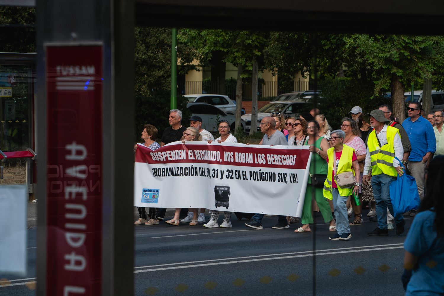 Protesta el pasado martes para recuperar el autobús en el Polígono Sur.