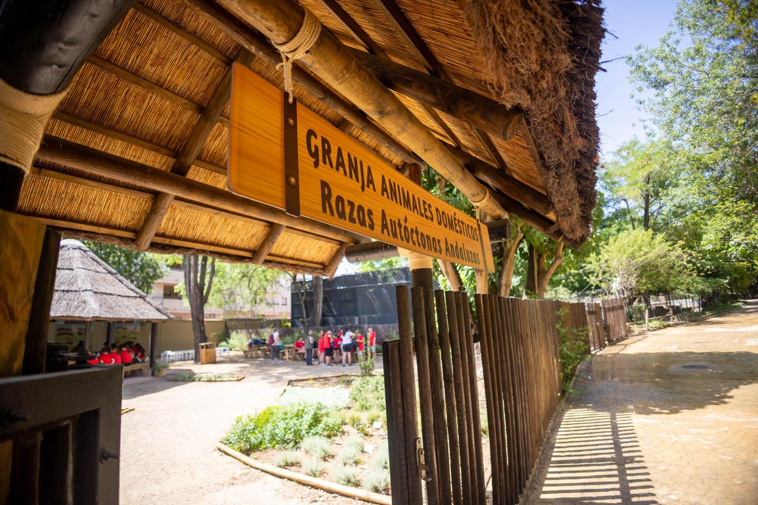 Entrada a la granja del Zoo de Jerez.