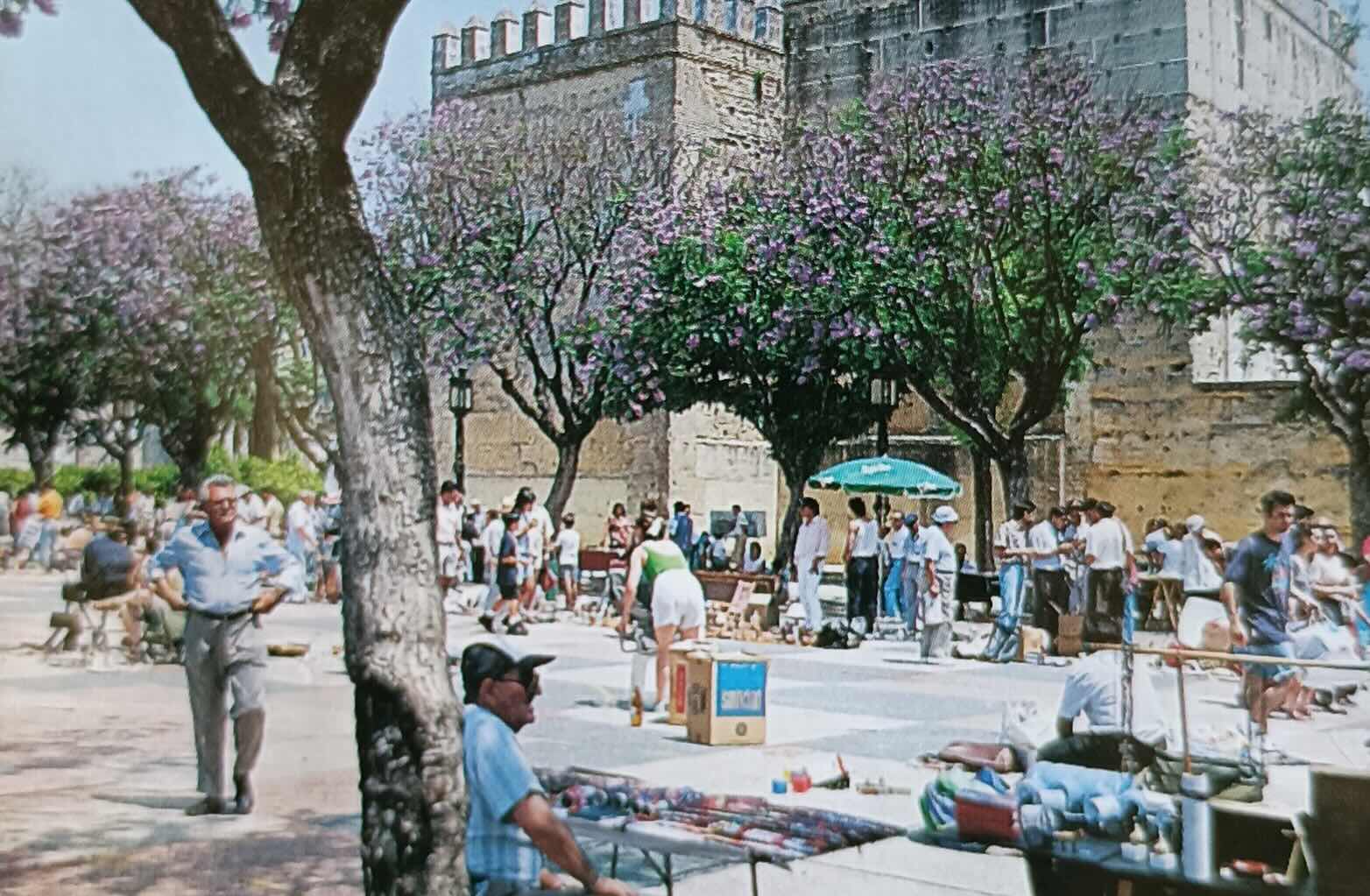 El Rastrillo de la Alameda Vieja cumple 80 años: al lugar al que fuiste feliz has de volver. Imagen de un domingo de Alameda, subida a 'Cosas jerezanas que se han perdido con el tiempo'.